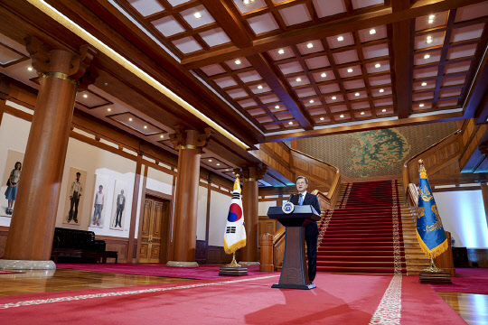 문재인 대통령이 11일 청와대에서 신년사를 발표하는 모습. 청와대 제공.